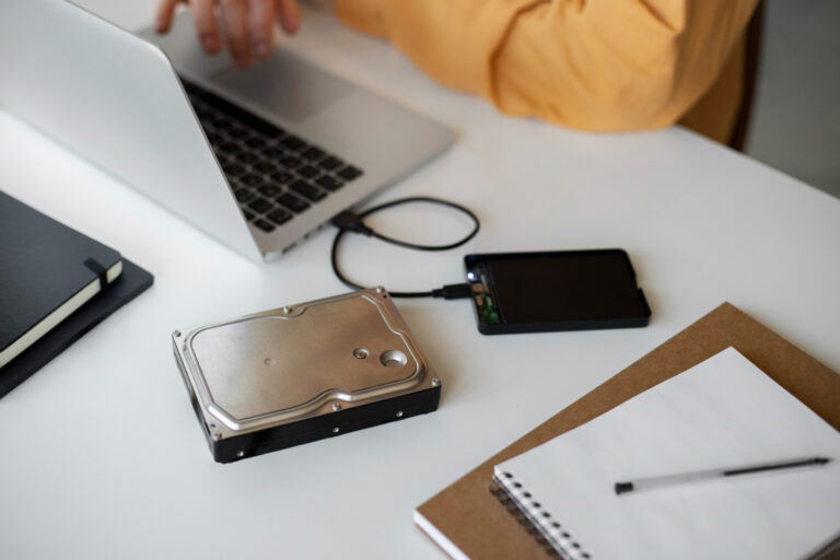Moderni darbo vieta su SSD ir HDD diskais, demonstruojanti greitą duomenų perdavimą.